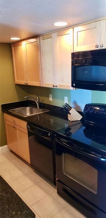 For Sale: $519,800 (1 beds, 1 baths, 707 Square Feet)
