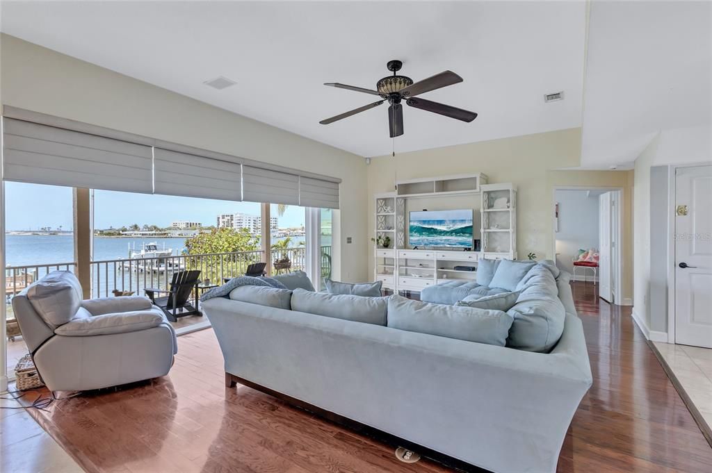 For Sale: $2,500,000 (5 beds, 3 baths, 3949 Square Feet)