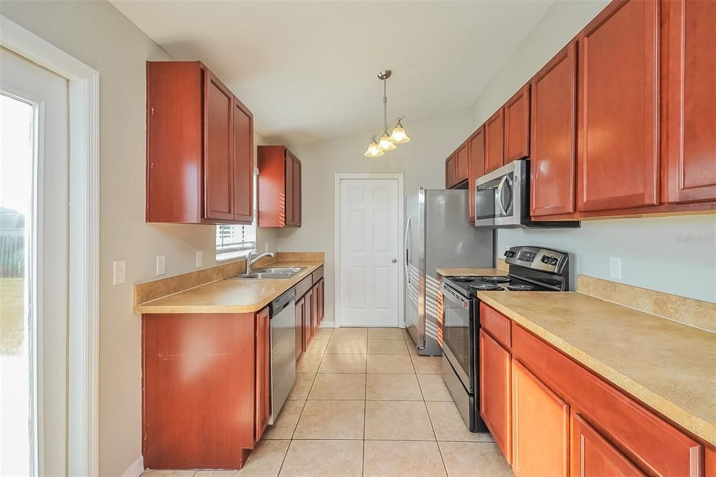 Active With Contract: $1,670 (3 beds, 2 baths, 1092 Square Feet)