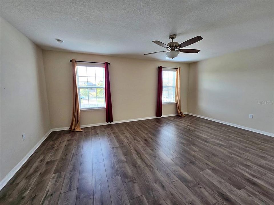For Sale: $370,000 (3 beds, 2 baths, 1963 Square Feet)