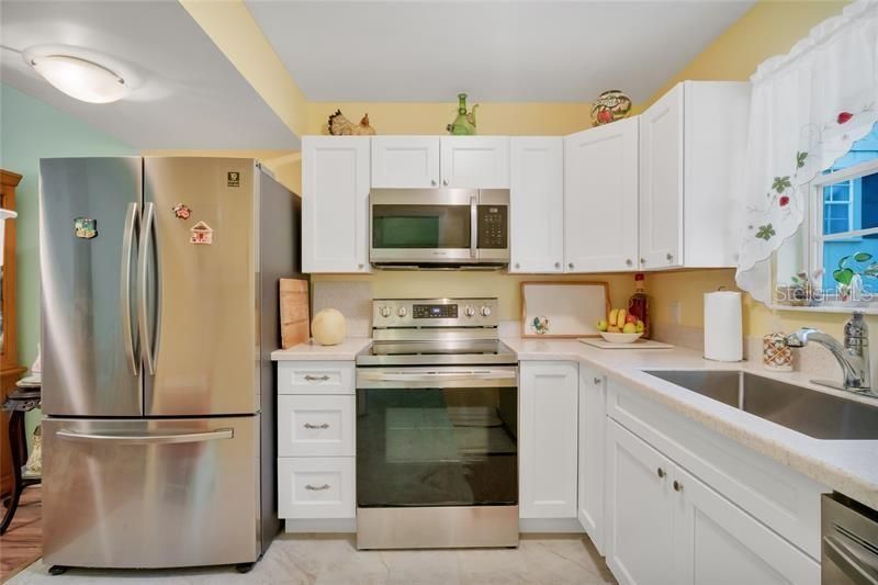 For Sale: $237,000 (2 beds, 2 baths, 974 Square Feet)