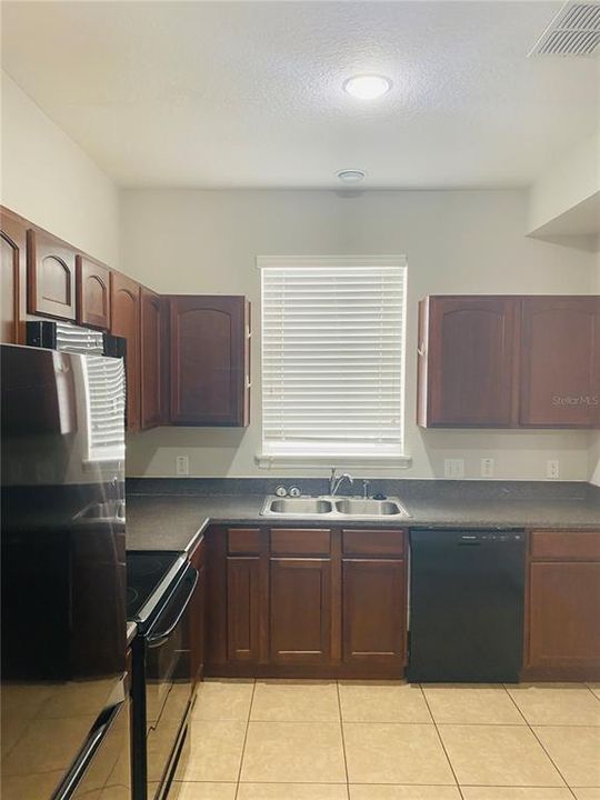 Recently Rented: $2,100 (3 beds, 2 baths, 1625 Square Feet)