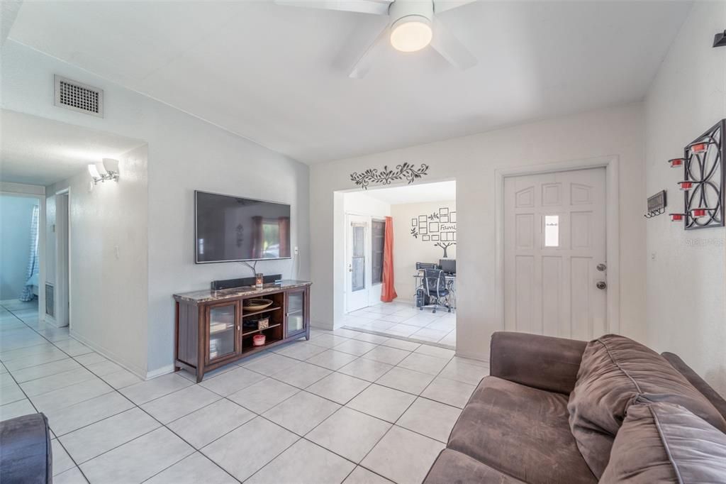For Sale: $384,900 (3 beds, 1 baths, 1122 Square Feet)