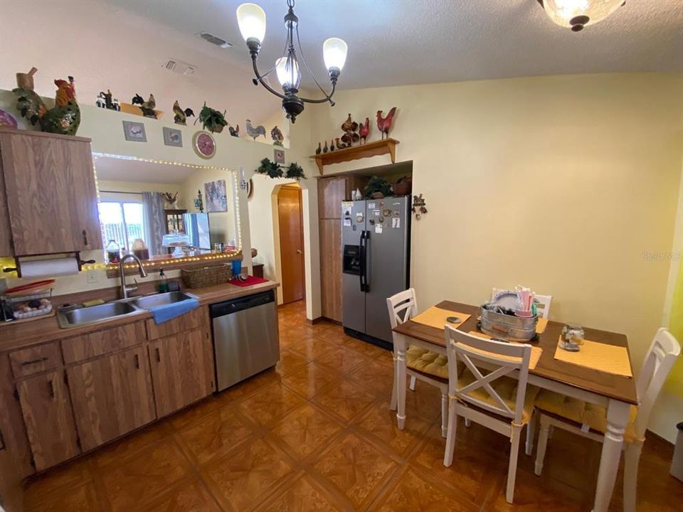 For Sale: $289,900 (3 beds, 2 baths, 1369 Square Feet)
