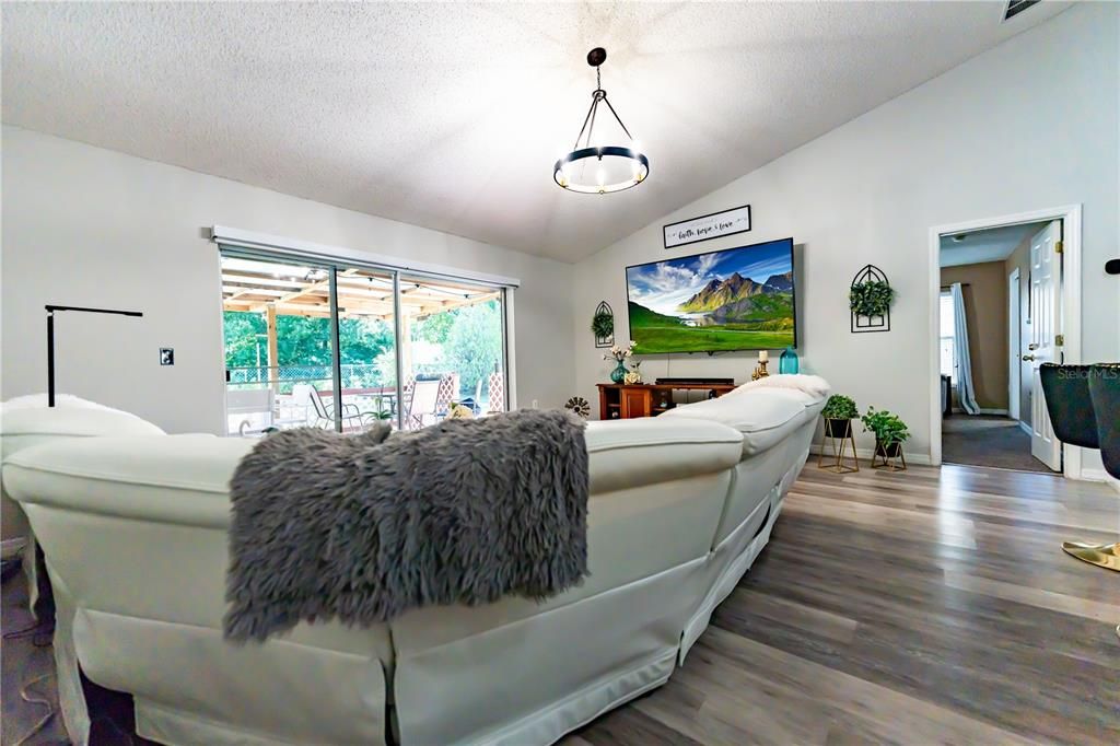 Active With Contract: $355,000 (4 beds, 2 baths, 2212 Square Feet)