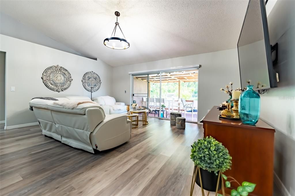 Active With Contract: $355,000 (4 beds, 2 baths, 2212 Square Feet)