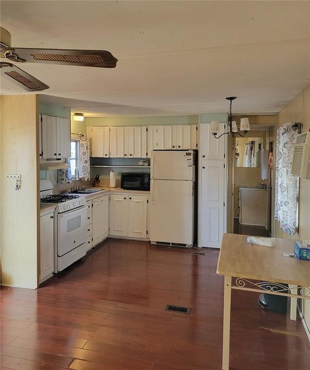 For Sale: $64,900 (1 beds, 1 baths, 552 Square Feet)