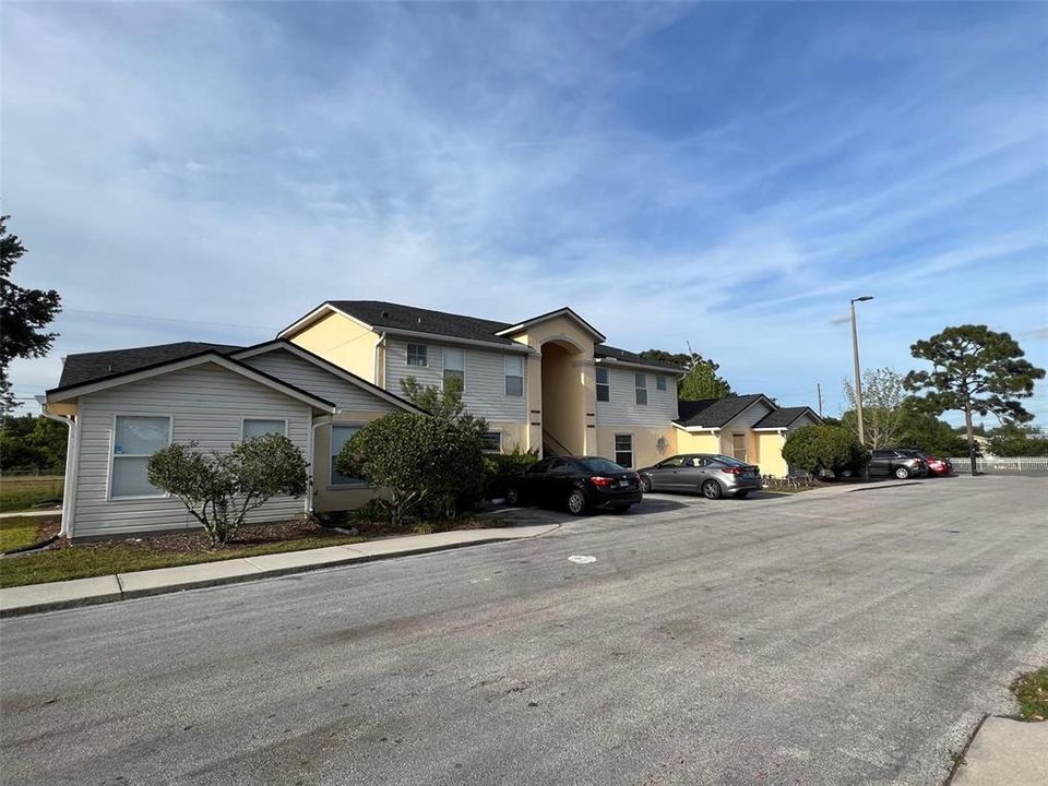 Active With Contract: $215,000 (2 beds, 2 baths, 1050 Square Feet)