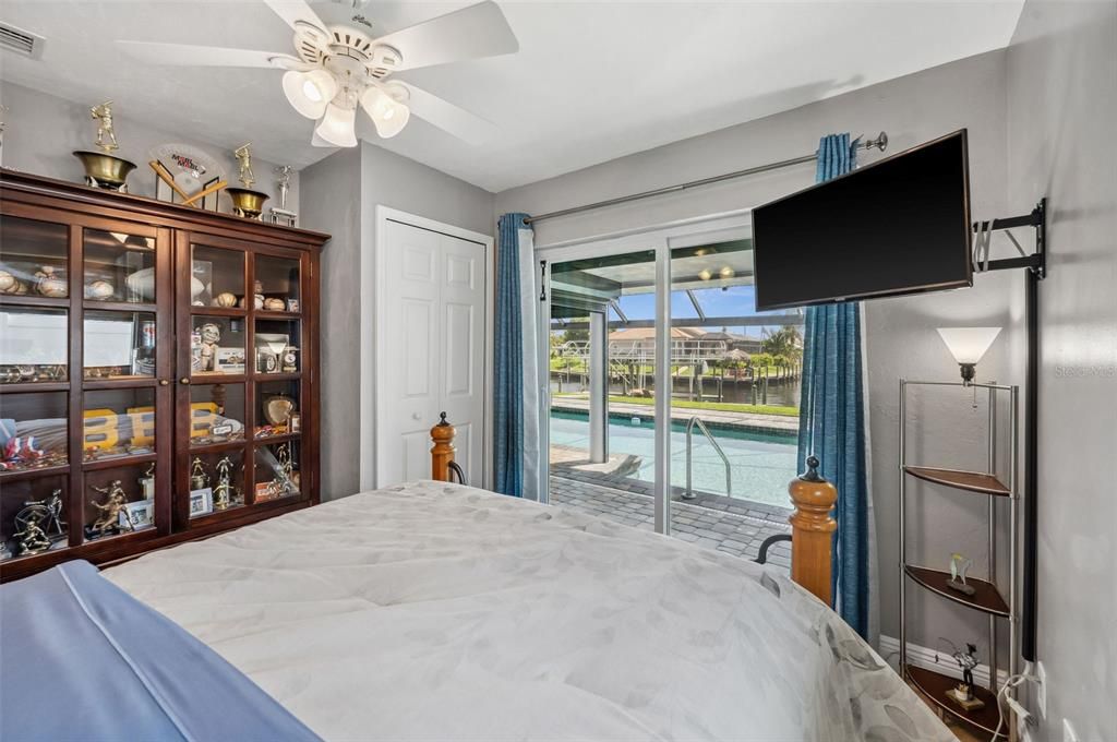 Second bedroom with a view of the canal