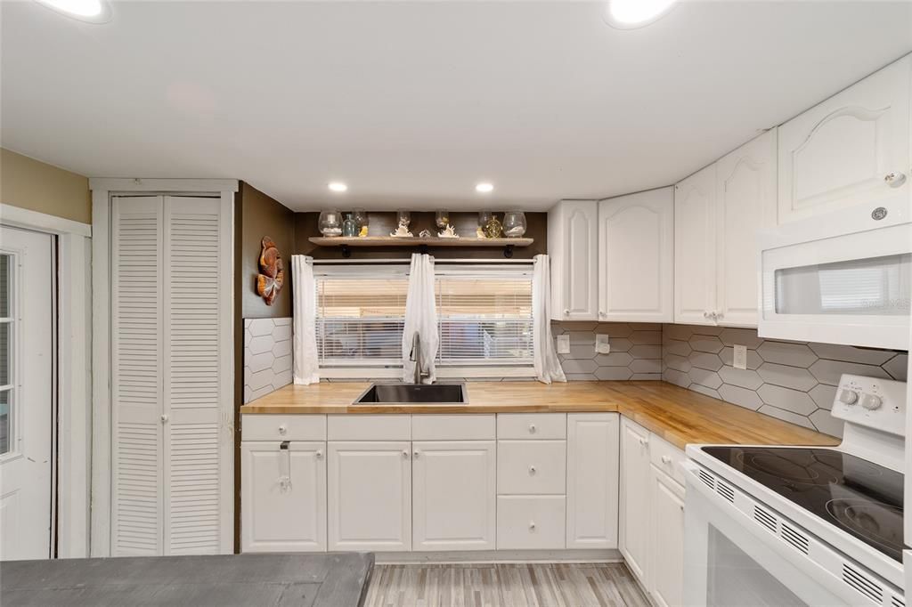 Active With Contract: $115,000 (1 beds, 1 baths, 672 Square Feet)