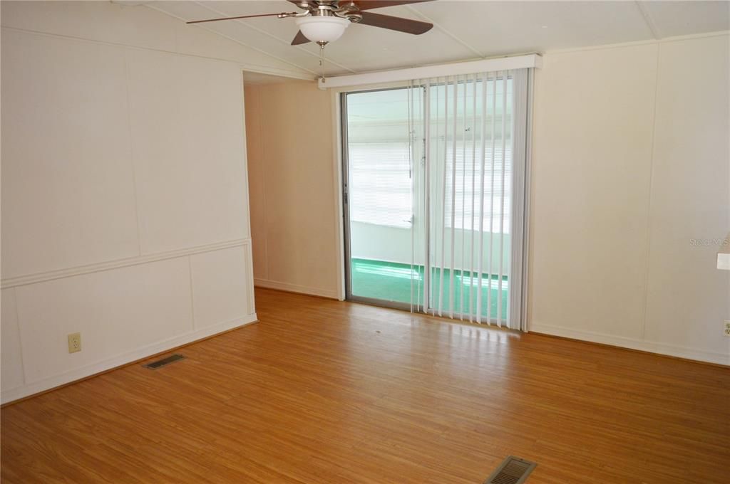 Active With Contract: $96,700 (2 beds, 1 baths, 672 Square Feet)