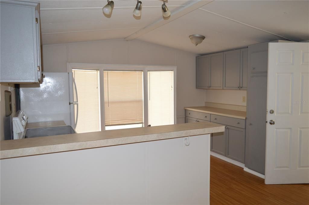 For Sale: $96,700 (2 beds, 1 baths, 672 Square Feet)