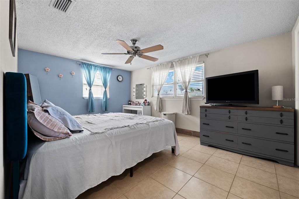 Active With Contract: $294,000 (3 beds, 2 baths, 1216 Square Feet)