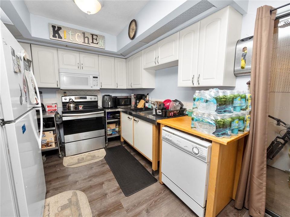For Sale: $185,000 (2 beds, 2 baths, 976 Square Feet)