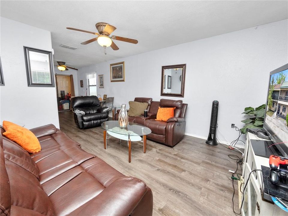 For Sale: $185,000 (2 beds, 2 baths, 976 Square Feet)