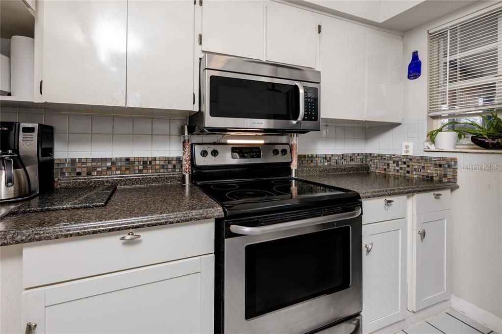 Recently Rented: $1,950 (2 beds, 2 baths, 1081 Square Feet)