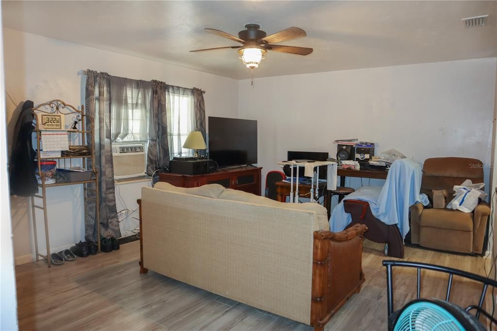 For Sale: $169,900 (2 beds, 1 baths, 800 Square Feet)