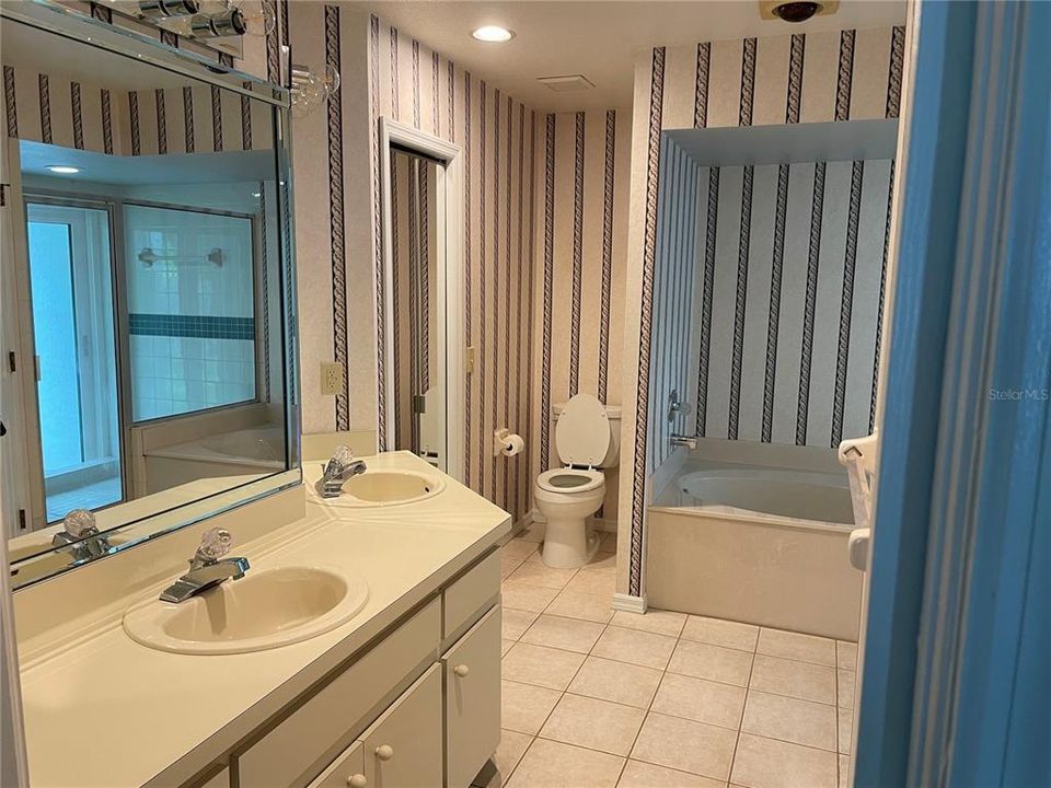 Primary Bathroom double sink and garden tub