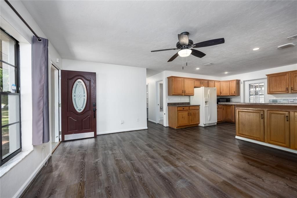 For Sale: $297,500 (3 beds, 2 baths, 1430 Square Feet)