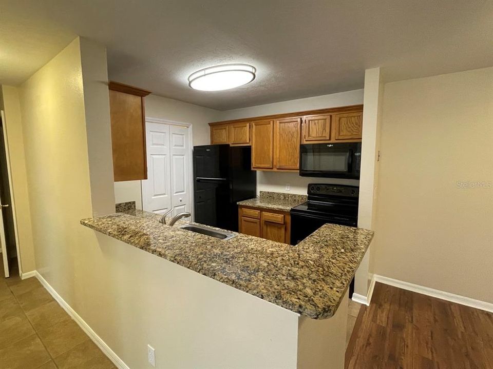 Active With Contract: $192,900 (2 beds, 2 baths, 943 Square Feet)