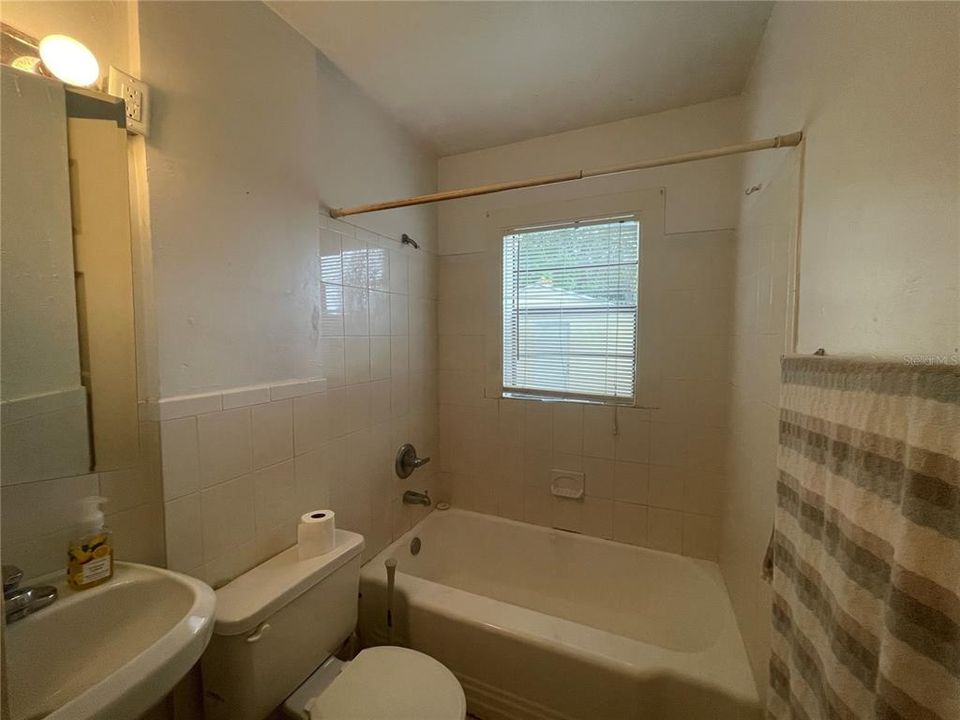 Active With Contract: $229,000 (2 beds, 1 baths, 832 Square Feet)