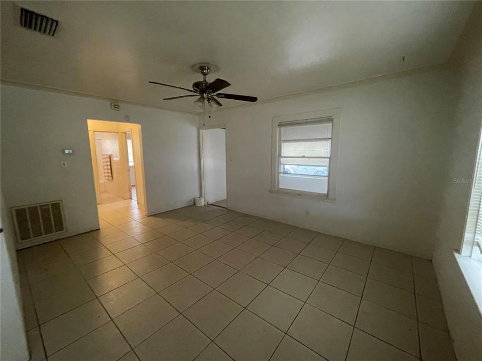 Active With Contract: $229,000 (2 beds, 1 baths, 832 Square Feet)