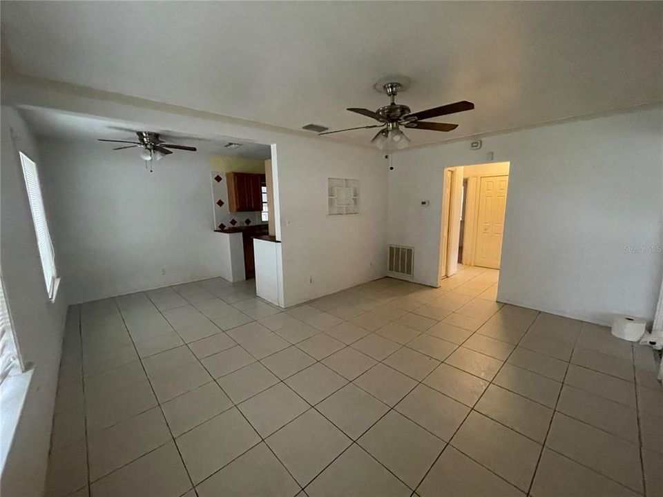 Active With Contract: $229,000 (2 beds, 1 baths, 832 Square Feet)