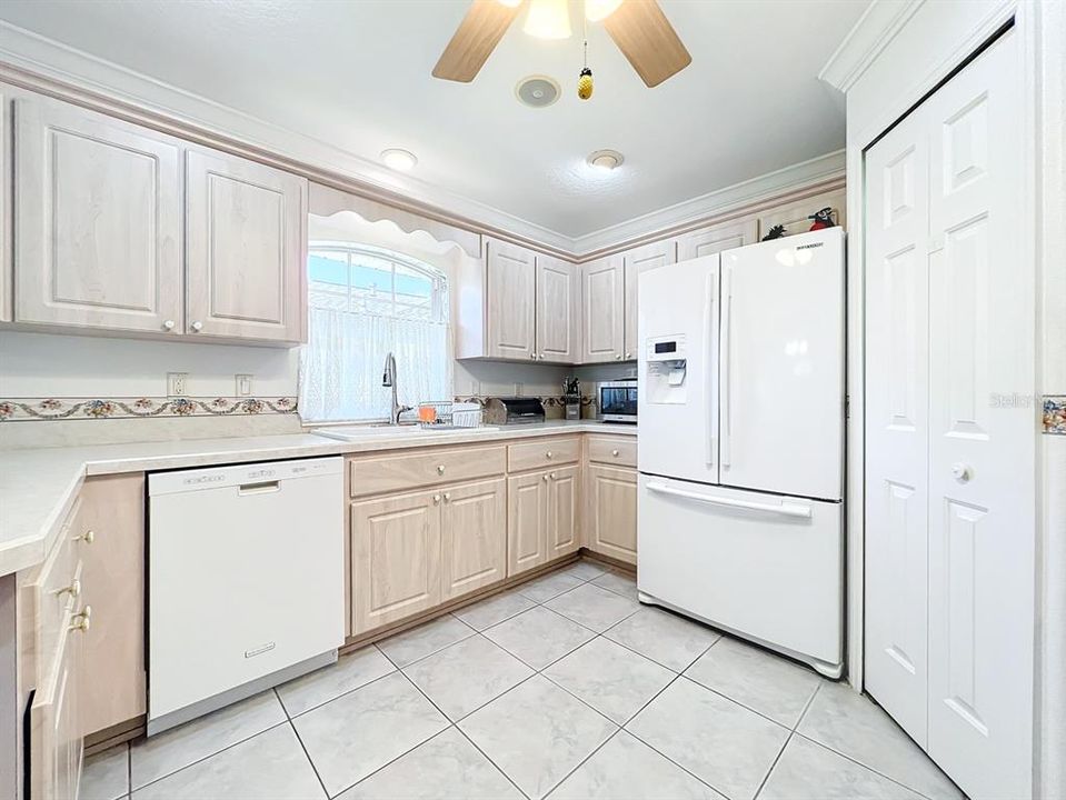 For Sale: $349,999 (3 beds, 2 baths, 1704 Square Feet)
