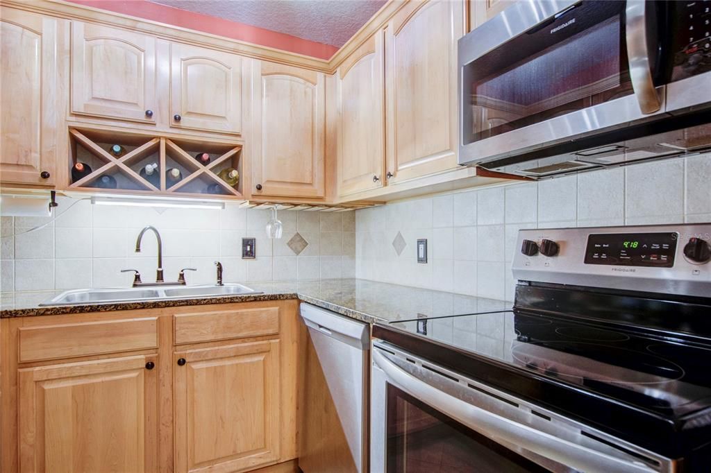 For Sale: $275,900 (1 beds, 1 baths, 715 Square Feet)