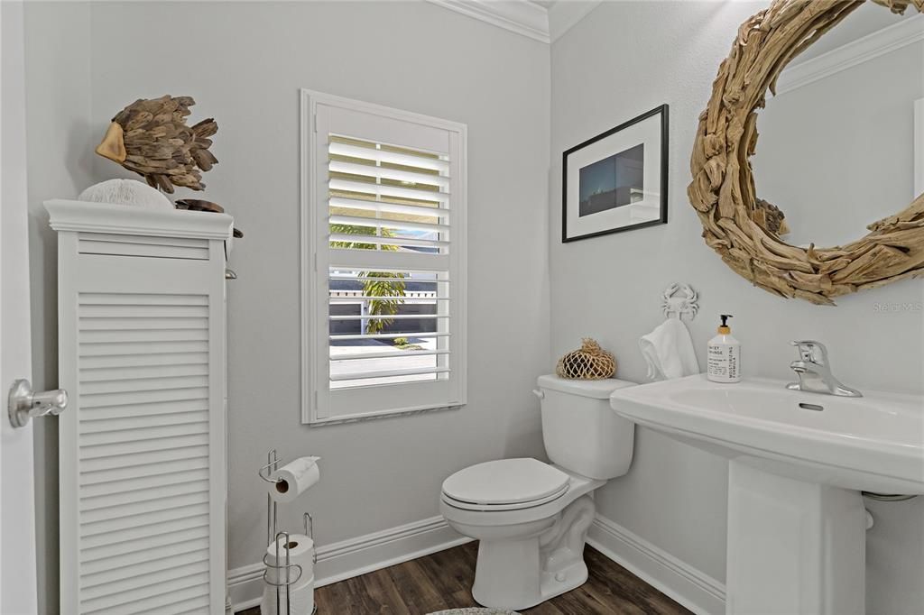 BEAUTIFULLY APPOINTED HALF BATH ~ GREAT FOR HOSTING!