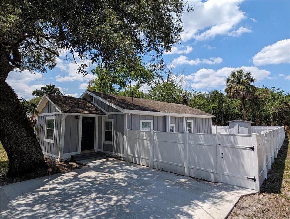 Active With Contract: $299,900 (3 beds, 2 baths, 1120 Square Feet)