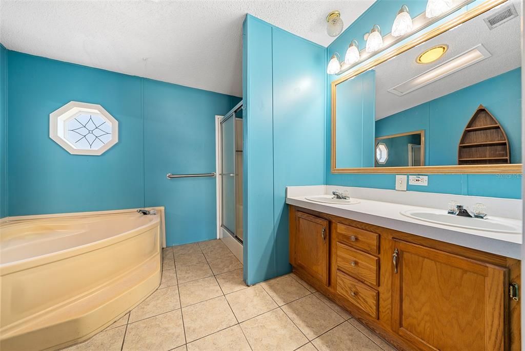 合同活跃: $249,900 (3 贝兹, 2 浴室, 1863 平方英尺)