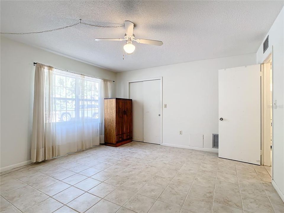 For Sale: $169,900 (1 beds, 1 baths, 780 Square Feet)