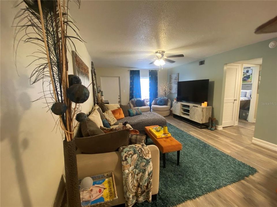 For Sale: $190,000 (2 beds, 2 baths, 991 Square Feet)