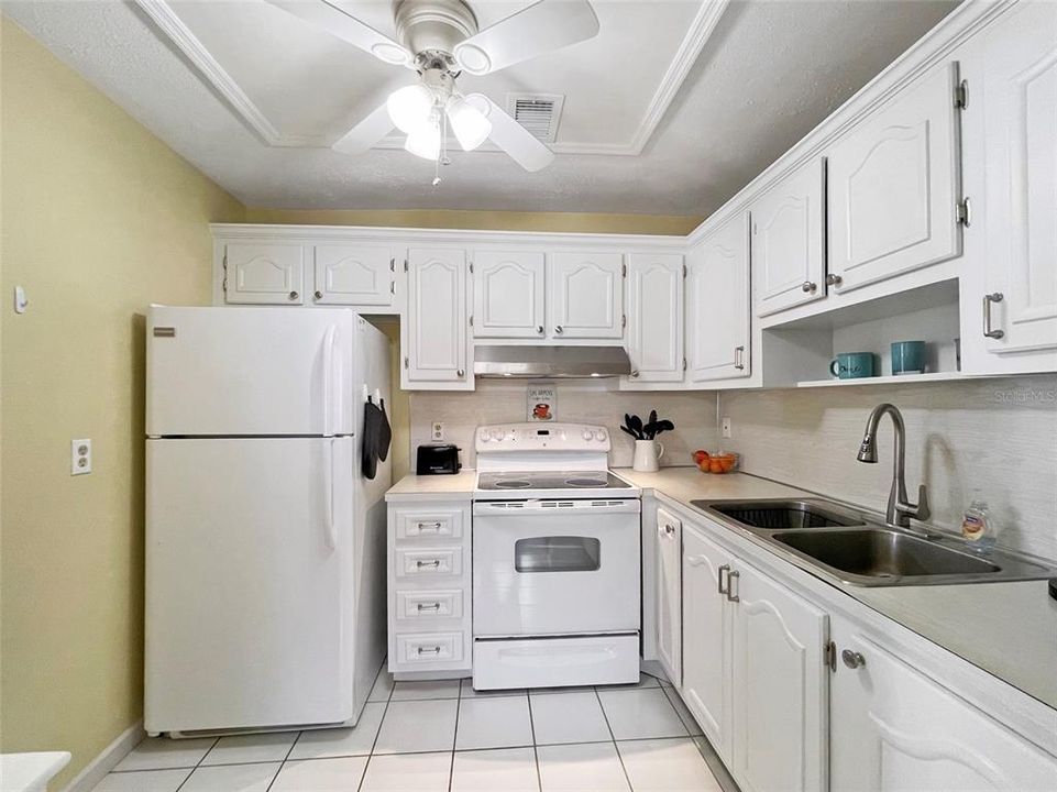 For Sale: $139,900 (1 beds, 1 baths, 779 Square Feet)
