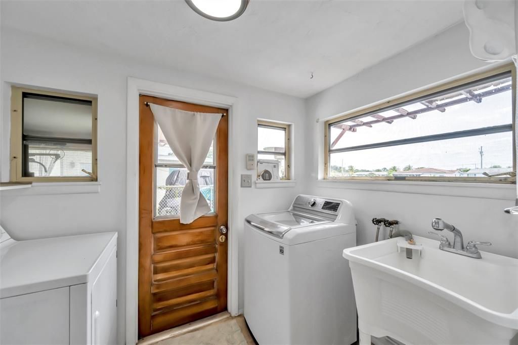 For Sale: $489,000 (3 beds, 2 baths, 1574 Square Feet)