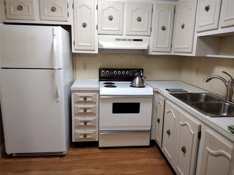 For Sale: $129,999 (1 beds, 1 baths, 779 Square Feet)