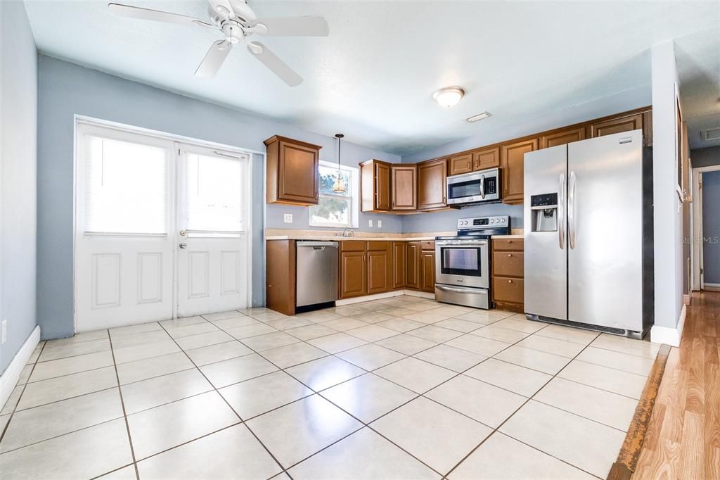 Active With Contract: $280,000 (3 beds, 1 baths, 999 Square Feet)