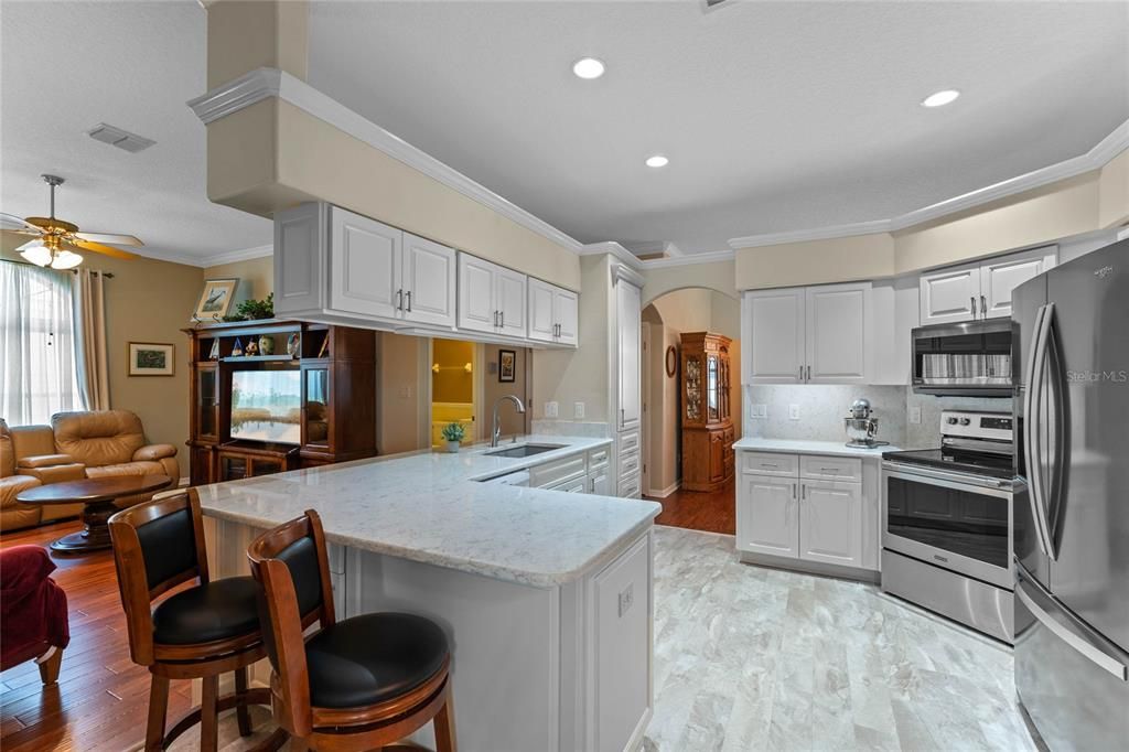 gorgeous kitchen cabinets, all the way around!!