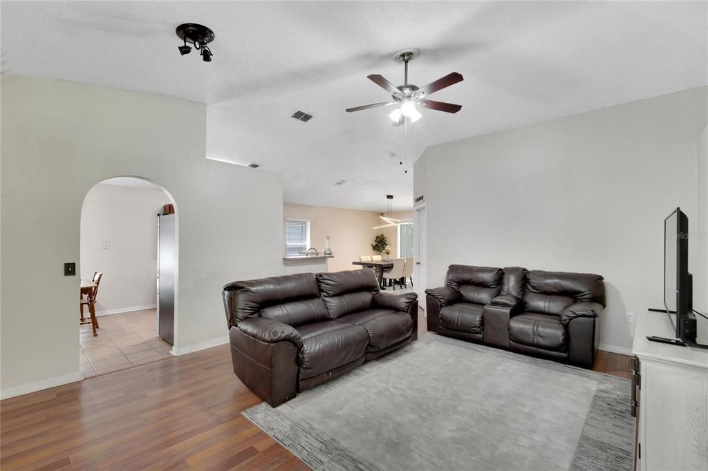 For Sale: $365,000 (3 beds, 2 baths, 1462 Square Feet)