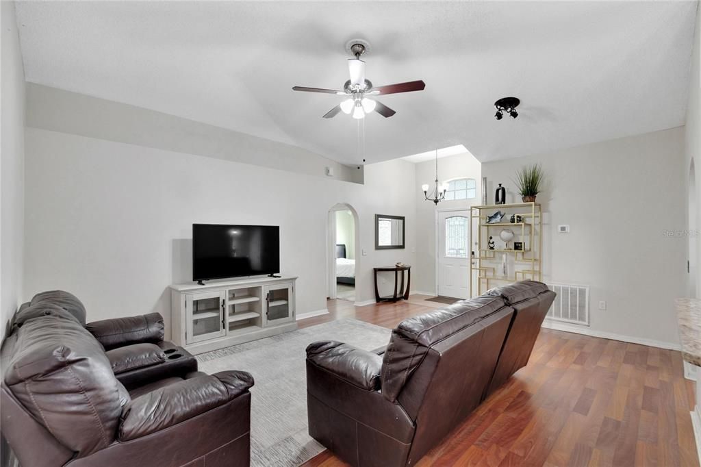 For Sale: $365,000 (3 beds, 2 baths, 1462 Square Feet)