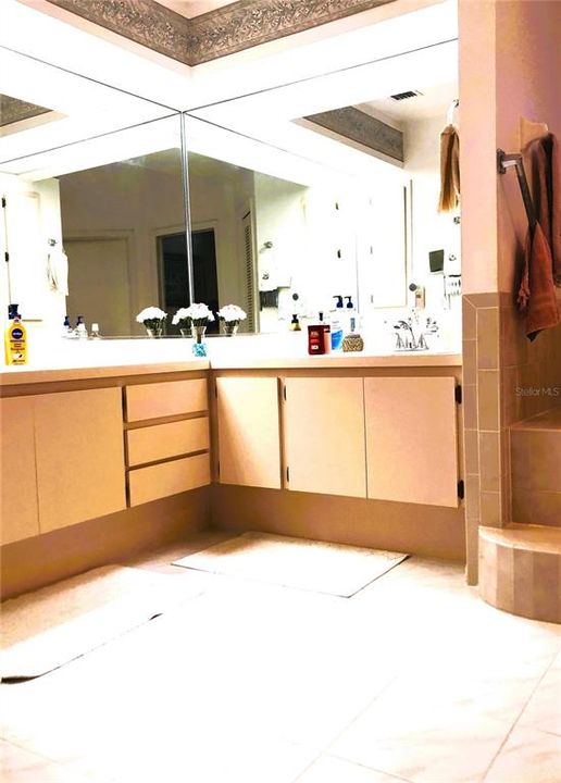 WELL LIGHTED DUAL VANITY & WRAP AROUND MIRRORS