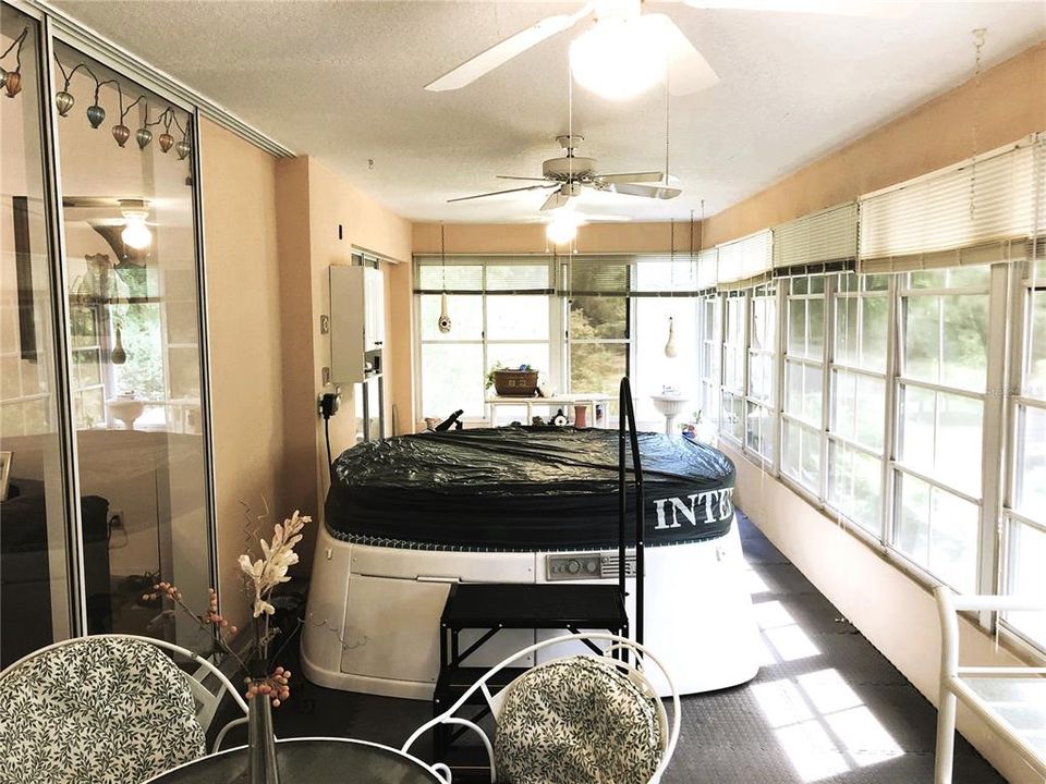 10X30 FURNISHED LANAI & HOT TUB LOOKING FROM DINETTE