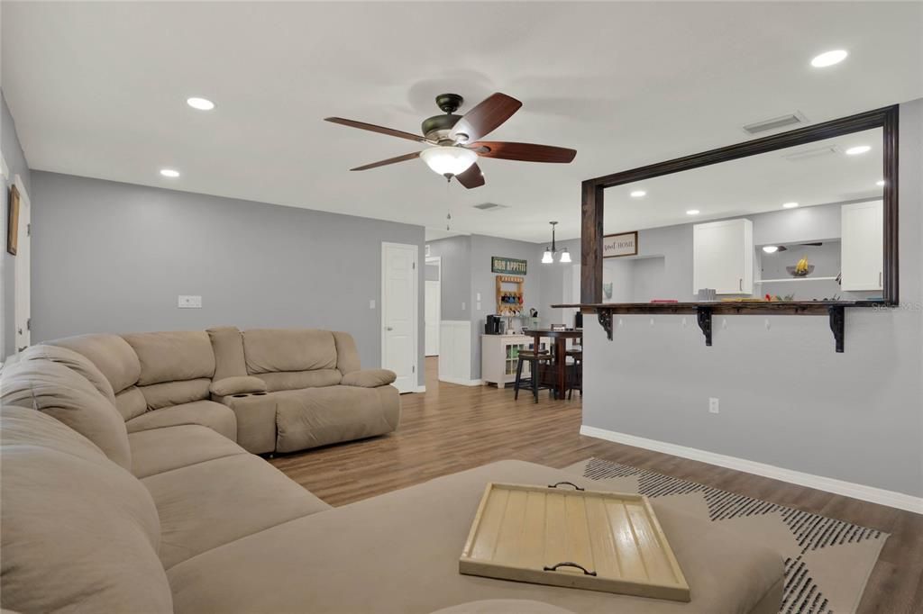 Active With Contract: $325,000 (3 beds, 2 baths, 1496 Square Feet)