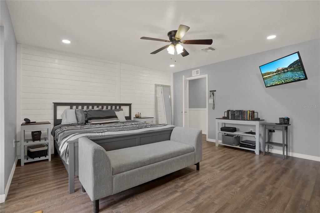 Active With Contract: $325,000 (3 beds, 2 baths, 1496 Square Feet)