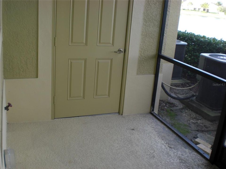 Screened patio w/storage