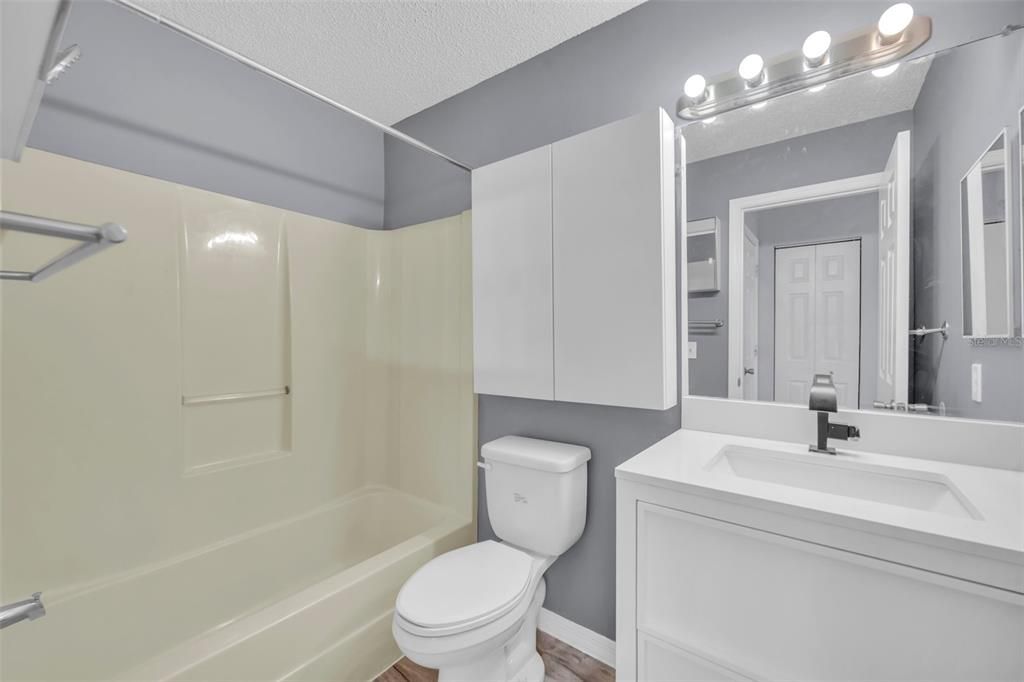 Active With Contract: $184,900 (2 beds, 2 baths, 1070 Square Feet)
