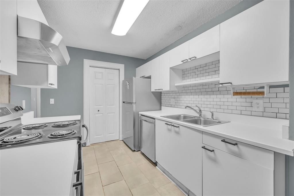 Active With Contract: $184,900 (2 beds, 2 baths, 1070 Square Feet)