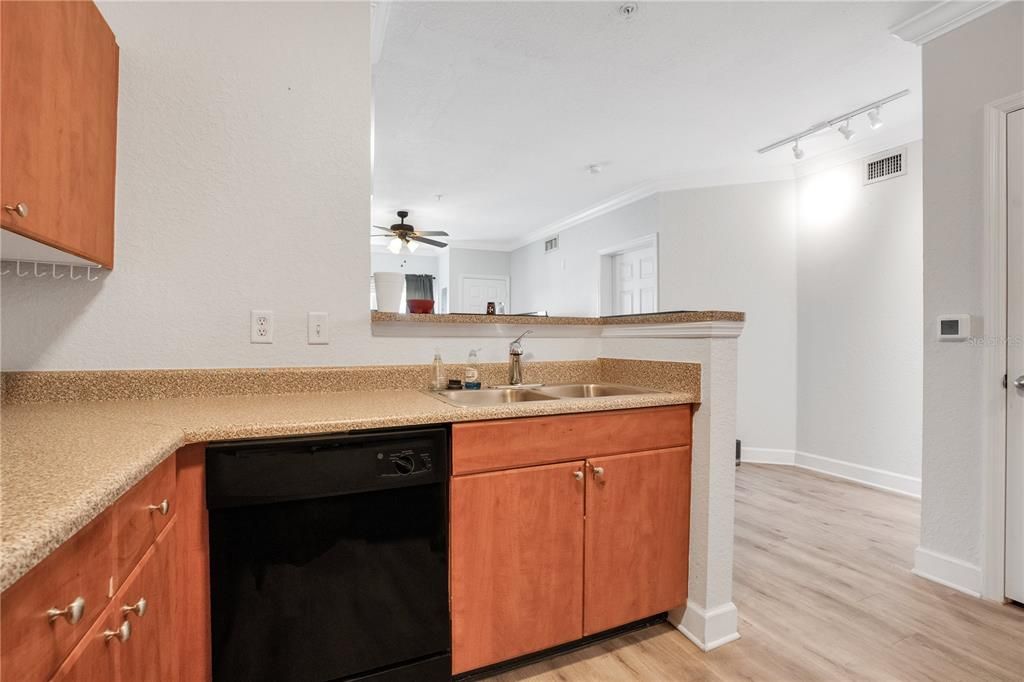 For Sale: $199,000 (1 beds, 1 baths, 739 Square Feet)