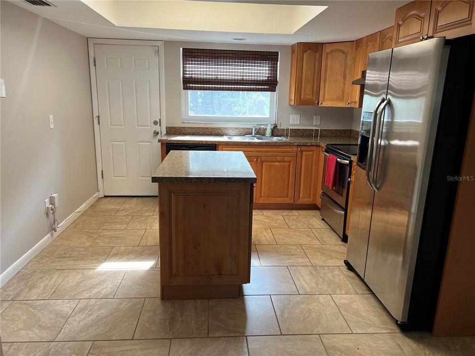 Active With Contract: $1,800 (3 beds, 1 baths, 1178 Square Feet)